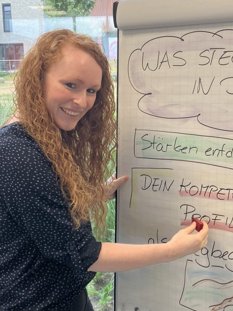 Karen Gottlieb, die an einem Flipchart arbeitet.